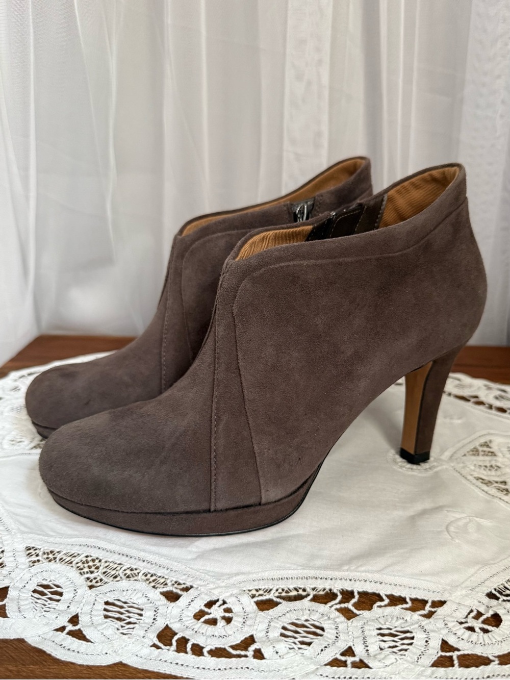 NIB Clarks Artisan Kently Laila Booties 7.5 Dark Taupe Suede Platform Heel